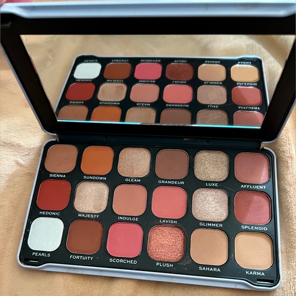 New Makeup Revolution Forever Flawless Eyeshadow in Decadent Palette - Picture 5 of 7